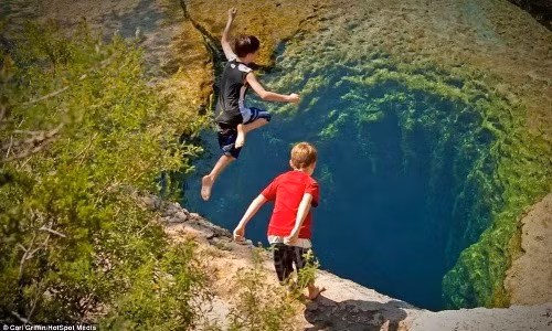 Tên của giếng được đặt theo một người lính còn sống sau trận chiến San Jacinto, sự kiện quyết định Texas tách khỏi Mexico. Người lính đó đã nhìn thấy con suối phun lên từ mặt đất và nói với mọi người đây là "cái giếng trong Kinh Thánh".