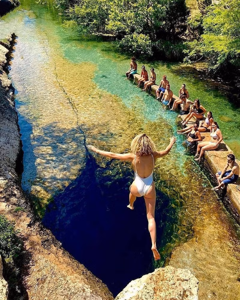 Kathy Misiaszek nói: "Tôi gần như kẹt cứng, không thể di chuyển xung quanh. Tôi không thể nhìn thấy đồng hồ đo của mình. Cảm giác chới với muốn trồi lên trên. Lúc ấy gần như tôi không còn khái niệm gì nữa. Thật may mắn khi thoát được ra ngoài!" Các biển báo đã được lắp đặt bên trong các hang động để đề phòng những sự cố đáng tiếc. Trên biển ghi: "Không có gì trong những hang động này đâu! Đừng vượt quá điểm này!".