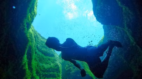 Thoạt nhìn, giếng Jacob là một chiếc hố sâu, đen tràn đầy nước nằm trong một con suối chảy khá hiền hòa. Với đường kính miệng 4 m và dòng nước trong vắt, đây là nơi các thanh thiếu niên địa phương hay tụ tập để bơi lội trong mùa hè nóng bức.