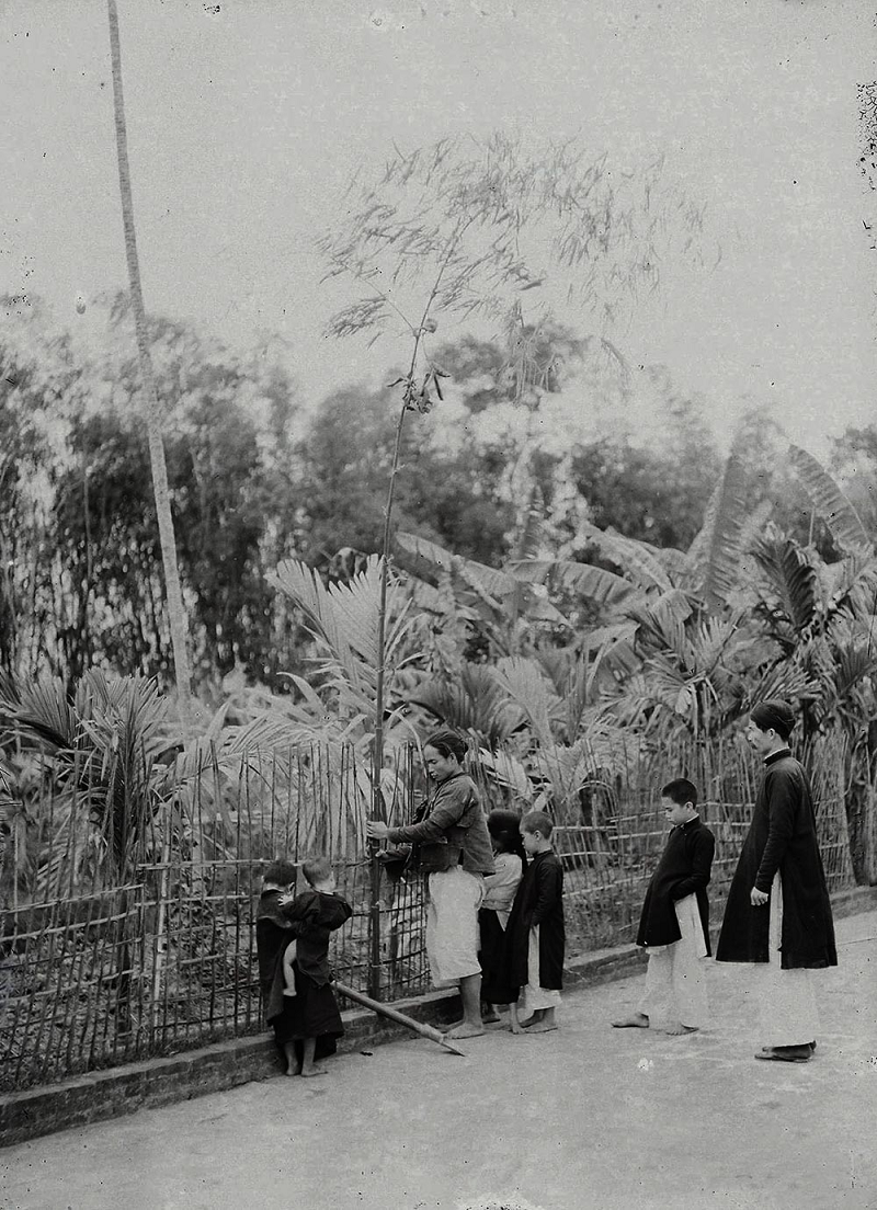 Một gia đình dựng cây nêu chiều 30 Tết.