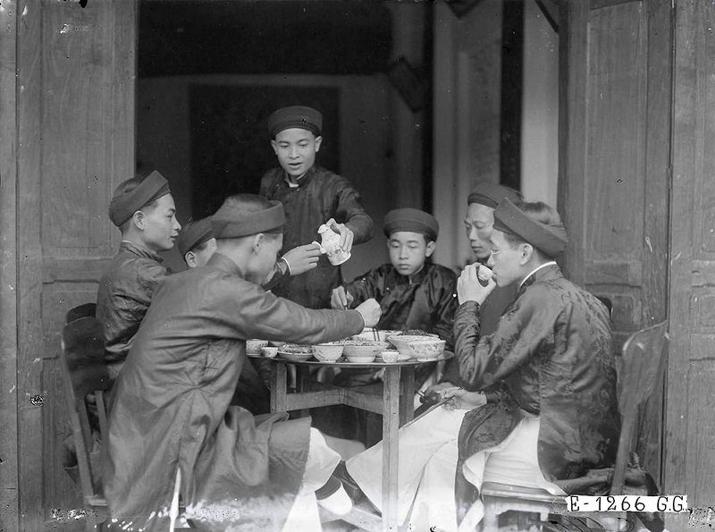 Ăn cỗ ngày Tết thập niên 20 của thế kỷ XX.