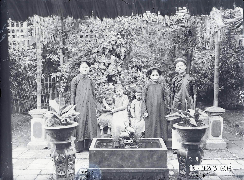 Hà Nội thập niên 1920 - Trong vườn nhà của một gia đình giàu có.