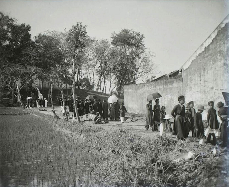 Người dân đi lễ chùa Đông Quang trong dịp tết.