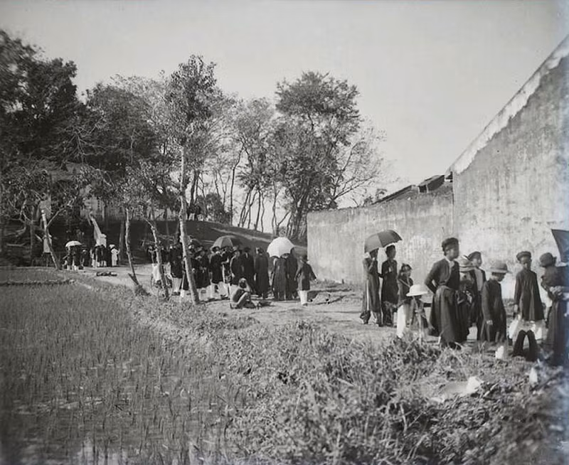 Người dân đi lễ chùa Đông Quang trong dịp tết.