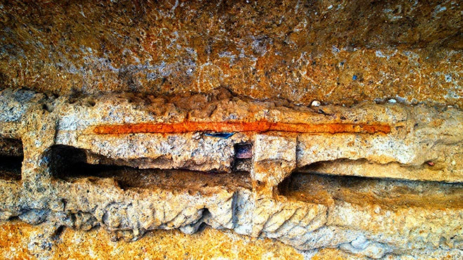 Các nhà nghiên cứu cho rằng thanh kiếm và chiếc gương đồng này không phải để người được chôn cất sử dụng, mà được tạo ra với mục đích nghi lễ, bởi rõ ràng chỉ một người khổng lồ trong truyền thuyết mới nhấc nổi thanh kiếm lớn như vậy.