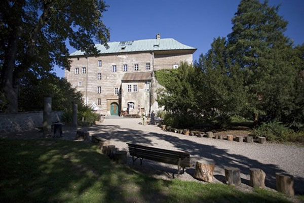 Do đó, những người sống trong lâu đài và các khu vực xung quanh sẽ không bị ma quỷ "hành hạ" khiến bản thân lo lắng đến mất ăn, mất ngủ.