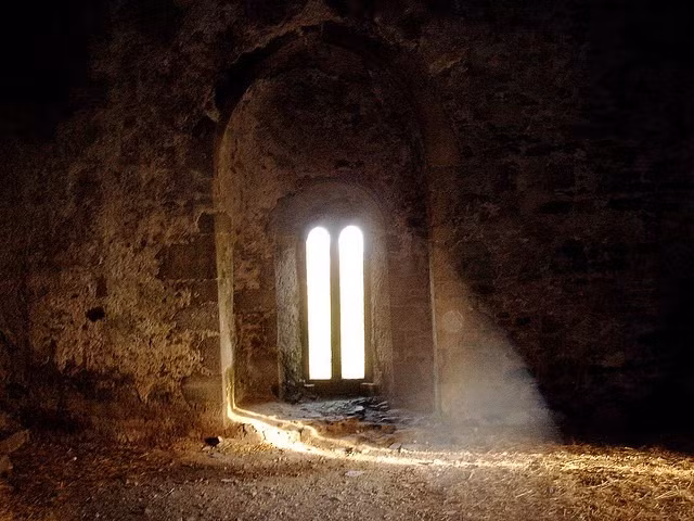 Với những giai thoại đáng sợ và có phần rùng rợn ấy, lâu đài Houska đã thu hút được đông đảo khách du lịch ghé tăm. Một số người đến đây về tò mò những câu chuyện xung quanh nó, số còn lại muốn chiêm ngưỡng sự thần bí, hoang sơ của thiên nhiên nơi này.