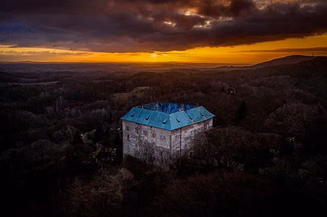Tuy nhiên, mặc cho những câu chuyện quỷ quái xung quanh nó, lâu đài đã từng là một trụ sở hành chính và còn được cải tạo, mở rộng trong thời kỳ Phục Hưng.