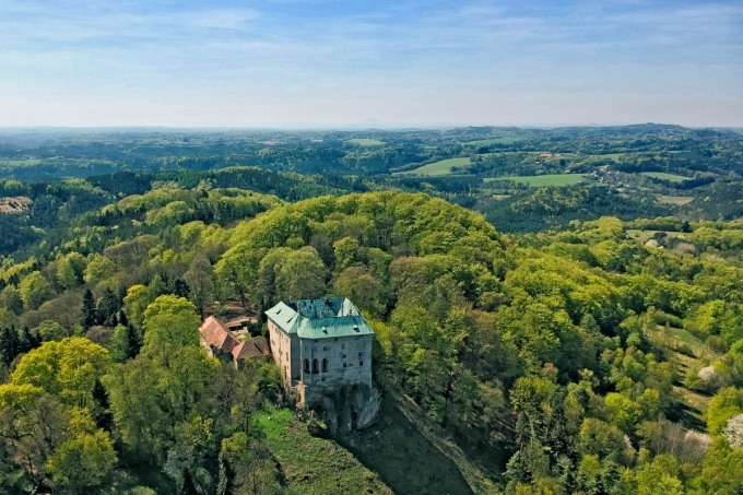  Lâu đài Houska nằm cách thành phố Prague của Cộng hòa Séc 47 km về phía bắc. Đây là một trong những lâu đài cổ được bảo quản nguyên vẹn nhất. Lâu đài này được Ottokar Đệ Nhị cho người xây dựng vào nửa đầu thế kỷ 13 với ngôi nhà nguyện được đặt ở trung tâm.