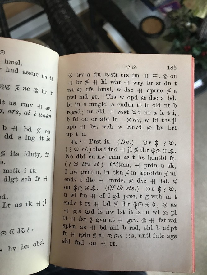1. “Tôi đã tìm thấy cuốn sách này trong nhà dì tôi. Cách viết của nó thật kỳ lạ. Cuốn sách này là gì?". Thực ra, đây là một cuốn sách mã hóa văn bản Masonic từ những năm 1920.