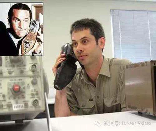 4. Chiếc điện thoại giày được phát minh bởi một kĩ sư máy tính người Italia này vừa có thể dùng như điện thoại vừa có thể làm giày để đi. Anh đã đặt ống nghe của điện thoại trong đế giày, đặt thêm một chiếc tai nghe Bluetooth ở trước mũi giày, trượt giày về phía sau là có thể nghe được điện thoại.