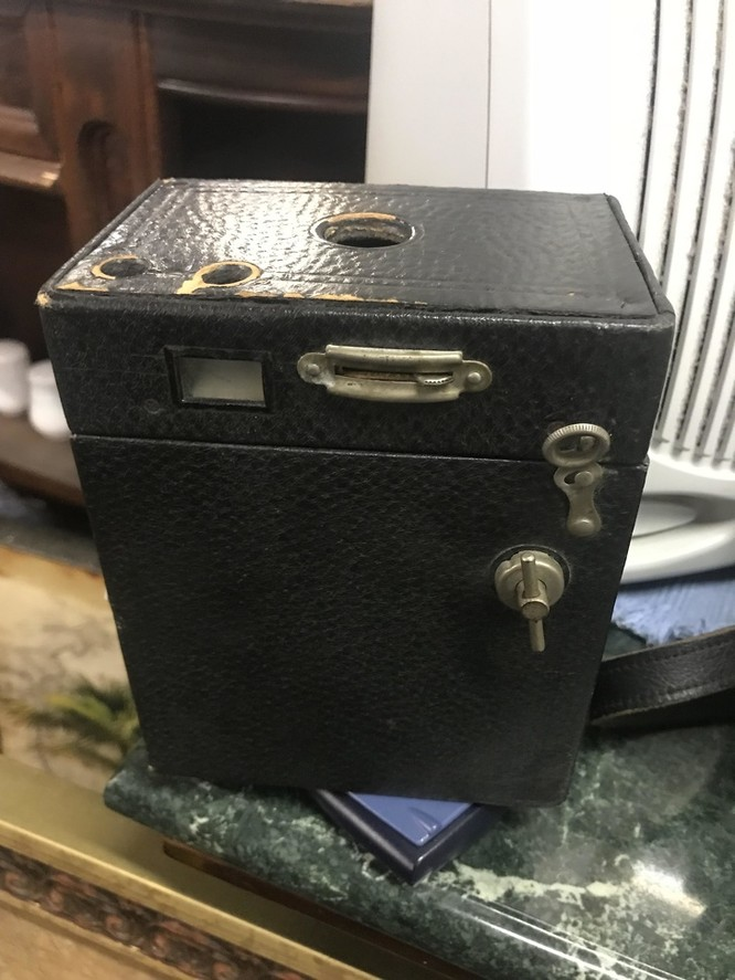 11. Đây là chiếc máy ảnh cổ Kodak No 2A.