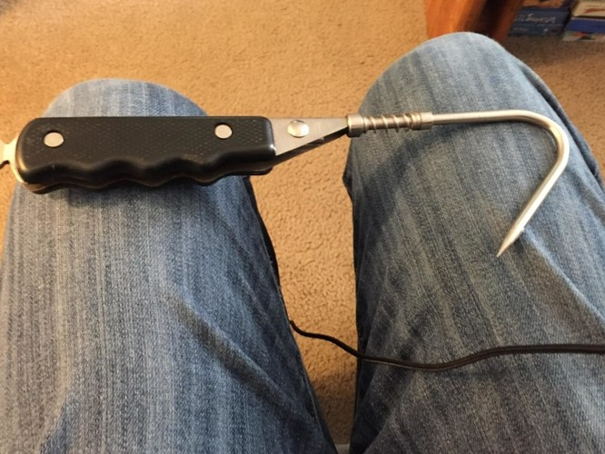 9. “Không biết chiếc móc treo kỳ lạ có thể gập lại này đến từ năm nào?” Và thực chất đây là một mũi giáo đánh cá bỏ túi.