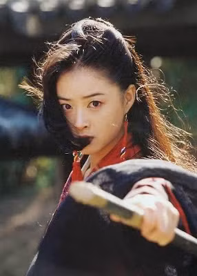 Tuy nhiên, sau khi hai người được giải cứu, Uyển Thanh mới hay biết sư phụ nàng lại là mẹ nàng và Đoàn Dự hóa ra là anh cùng cha khác mẹ của nàng. Mộc Uyển Thanh đau đớn rời xa người mình yêu. Mặc dù trên đường tới Tây Hạ, trong lòng nàng khôn nguôi nhớ đến Đoàn Dự nhưng khi thấy tình yêu si mê Đoàn Dự dành cho Vương Ngữ Yên, nàng đã chọn cách một mình rời xa.