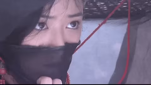 Sư phụ nàng là một người đàn bà đã từng nếm trải trái đắng do đàn ông đem lại, bà bắt nàng che kín khuôn mặt đẹp như hoa của nàng để không một nam nhân nào thấy được và bắt nàng lập lời trọng thệ: "Người đàn ông đầu tiên thấy được mặt nàng mà nàng không giết người đó thì người đó sẽ là chồng nàng".