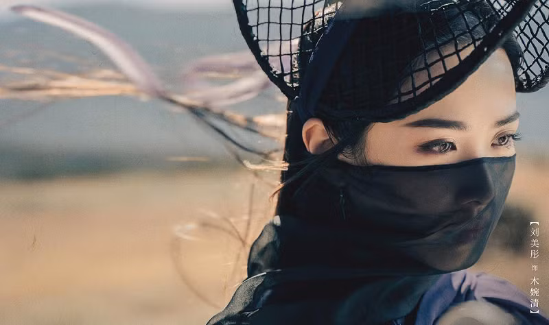  2. Mộc Uyển Thanh: Trong Thiên long bát bộ, Mộc Uyển Thanh từ nhỏ đã không có cha mẹ. Được sư phụ nuôi dưỡng và dạy võ công.