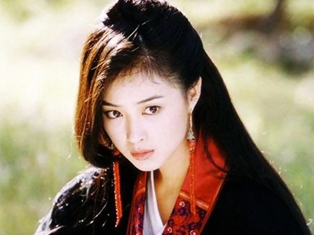 Cũng chính vì lời thề oái oăm này mà trong một lần, nàng bị Nam Hải Ngạc Thần truy đuổi, Đoàn Dự là người liên đới và cùng bị bắt. Vì không muốn để Nam Hải Ngạc Thần nhìn thấy mặt mình, Mộc Uyển Thanh đã tiết lộ gương mặt nàng cho công tử nước Đại Lý, đồng thời buộc chàng phải kết hôn hoặc cả hai cùng chết.