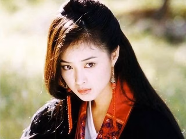 Cũng chính vì lời thề oái oăm này mà trong một lần, nàng bị Nam Hải Ngạc Thần truy đuổi, Đoàn Dự là người liên đới và cùng bị bắt. Vì không muốn để Nam Hải Ngạc Thần nhìn thấy mặt mình, Mộc Uyển Thanh đã tiết lộ gương mặt nàng cho công tử nước Đại Lý, đồng thời buộc chàng phải kết hôn hoặc cả hai cùng chết.