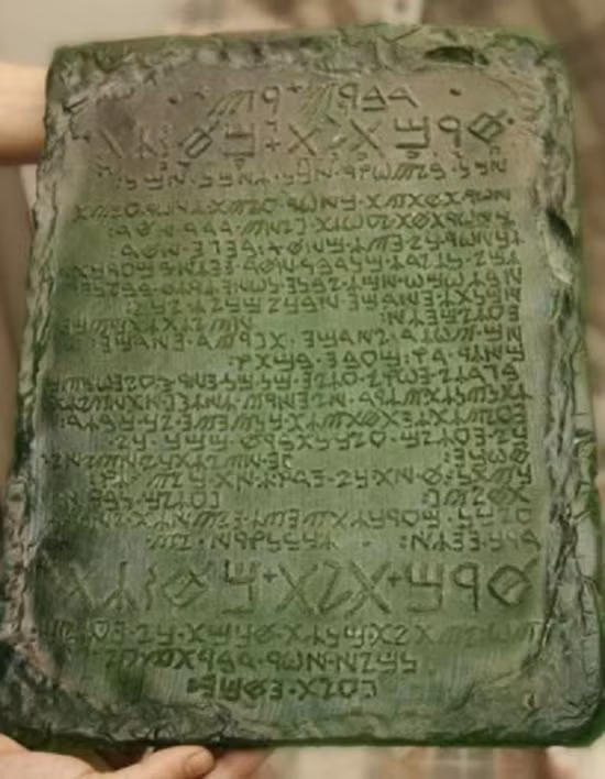 Dựa trên tác phẩm Ả Rập này, một số người tin rằng món bảo vật này là một văn bản Ả Rập và được viết từ thế kỷ thứ 6 đến thế kỷ thứ 8 sau Công nguyên, chứ không phải là một tác phẩm từ thời cổ đại như nhiều người đã khẳng định.