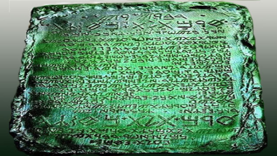 Việc giải mã bí mật đằng sau bản khắc cổ The Emerald Tablet không phải là vấn đề đơn giản do chưa có ai có thể biến kim loại thành vàng dựa trên những hướng dẫn trong tài liệu cổ xưa trên. Ví dụ, một diễn giải cho rằng văn bản trên mô tả 7 giai đoạn của quá trình biến đổi giả kim bao gồm nung, hòa tan, tách, kết hợp, lên men, chưng cất và ngưng tụ. Tuy nhiên chưa ai dám hoàn toàn khẳng định rằng nó đúng 100%.