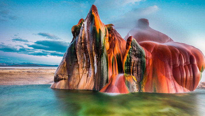 Mạch nước phun đã được bảo vệ bằng hàng rào và cổng. Khách du lịch đến tham quan phải có sự cho phép mới được vào xem. Chắc chắn du khách sẽ không thể nào quên những hình ảnh đẹp lạ giống như hành tinh khác khi đến với mạch nước phun Fly, Nevada.