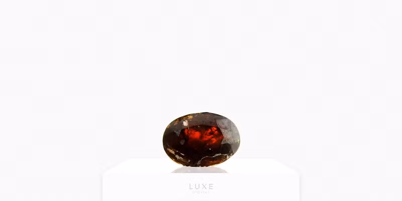 Painite là tinh thể borate, có nghĩa nó chứa boron. Boron cực khó kết hợp với zirconium. Trên thực tế, painite là khoáng chất duy nhất mà hai nguyên tố này kết hợp trong tự nhiên. Giới nghiên cứu vẫn chưa tìm ra lý do.