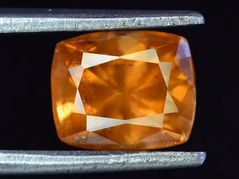 Cơ sở dữ liệu khoáng chất của Viện Công nghệ California mô tả đây là một viên đá quý màu cam sậm nhỏ (1,61 karar) được Hiệp hội Khoáng chất Quốc tế chính thức công nhận vào năm 2015.