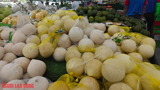 Người kinh doanh bất ngờ khi dừa tươi tăng giá - Hình 2 Nguoi kinh doanh bat ngo khi dua tuoi tang gia-Hinh-2