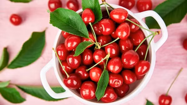 Nên ăn anh đào. Anh đào rất giàu anthocyanins, có thể thúc đẩy việc sản xuất insulin và tăng hàm lượng insulin trong cơ thể, do đó làm giảm lượng đường trong máu một cách hiệu quả. Ngoài ra, anh đào là loại trái cây ít năng lượng, ít đường nên sẽ không làm tăng nhanh lượng đường trong máu sau khi ăn.