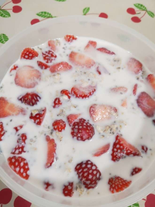 Người tiểu đường nên ăn dâu tây và bột yến mạch vào bữa sáng. Dâu tây có năng lượng thấp (khoảng 32kcal/100g) và sẽ không làm tăng gánh nặng cho các tế bào tiểu đảo tụy. Thêm nữa chất xơ có trong nó có thể kéo dài thời gian cư trú của thức ăn trong dạ dày, giảm tốc độ hấp thụ glucose và không gây biến động mạnh lượng đường trong máu.