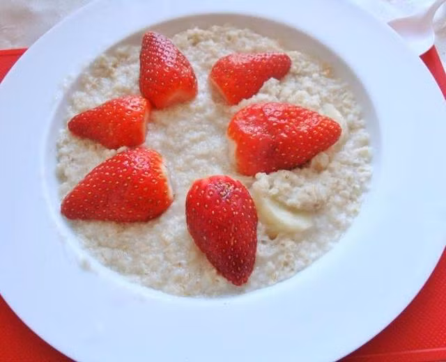 Cháo dâu với yến mạch có tác dụng hạ huyết áp, hạ mỡ máu, hạ đường huyết, có thể dùng làm bữa sáng hoặc bữa phụ cho bệnh nhân đái tháo đường.