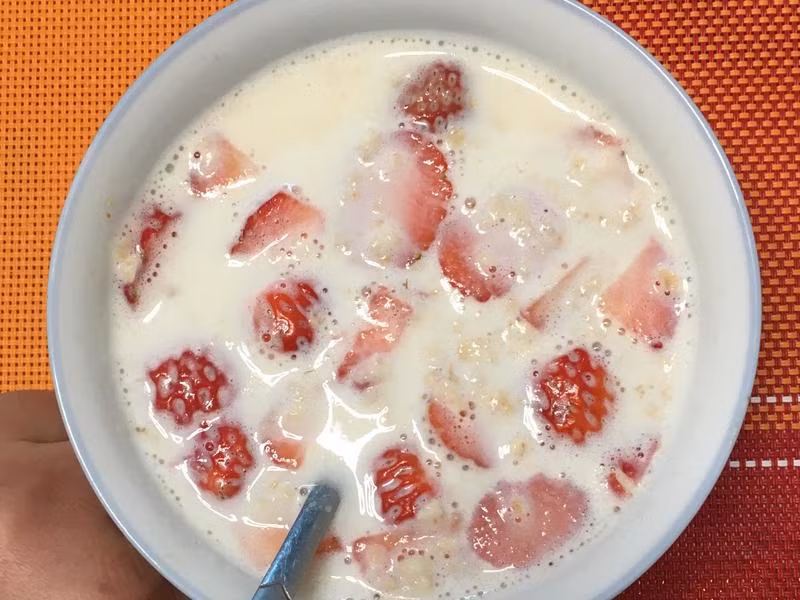 Caroten (khoảng 30ug/100g) chứa trong dâu tây là chất quan trọng để tổng hợp vitamin A, có tác dụng ngăn ngừa bệnh tiểu đường và các bệnh về mắt. Ngoài ra, dâu tây còn rất giàu vitamin C (khoảng 11,4mg/100g) có tác dụng phòng ngừa tích cực các bệnh như xơ cứng động mạch, mạch vành tim, đau thắt ngực, xuất huyết não, tăng huyết áp, mỡ máu.