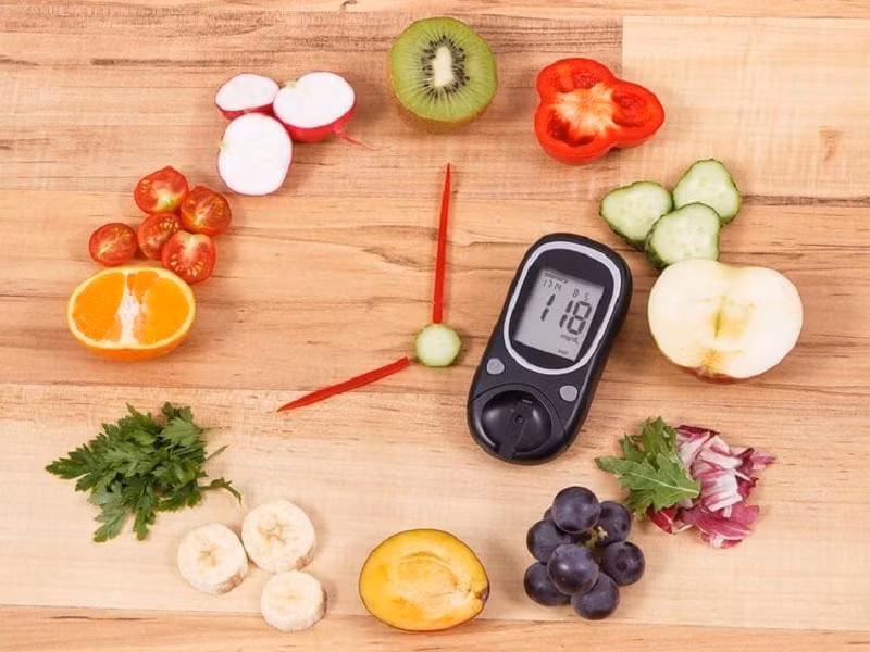 Dưới góc độ nhu cầu thể chất, người bệnh tiểu đường ăn một số loại trái cây vẫn rất tốt, vì trái cây rất giàu vitamin, khoáng chất, niacin, caroten và một lượng chất xơ nhất định. Tuy vậy, bệnh nhân tiểu đường khi ăn trái cây tuyệt đối phải nhớ những lưu ý sau đây.