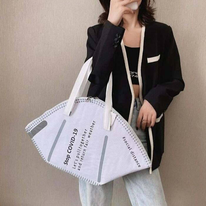 Trong ảnh là một trong những thiết kế túi xách kỳ cục lấy cảm hứng từ chiếc khẩu trang y tế. Chiếc túi chỉ có giá trị trang trí vì vừa quá khổ vừa gây ám ảnh.