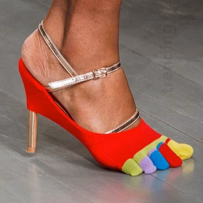 Một thiết kế giày cực dị, vừa lạc quẻ, vừa khó đi lại không hề bảo vệ chân chút nào.