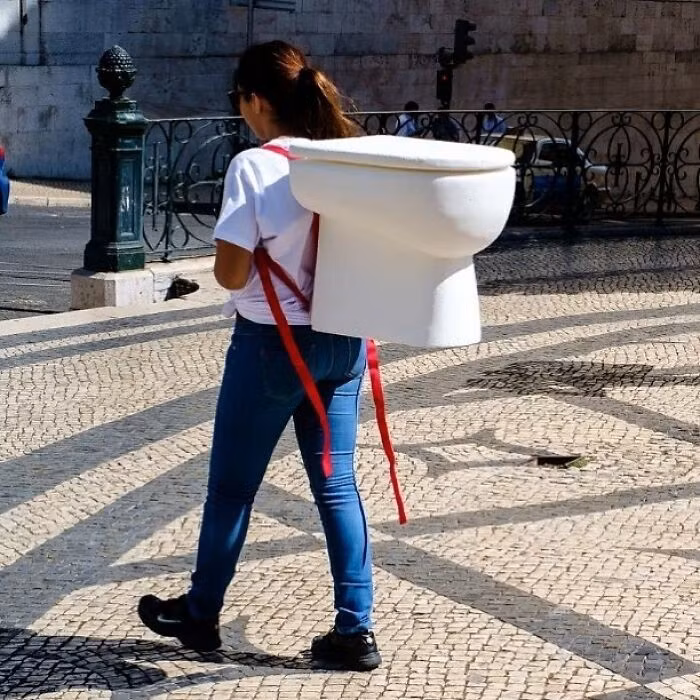 Không rõ cô gái có đam mê đặc biệt gì mà sẵn sàng đeo cả một chiếc ba lô hình bồn cầu trên lưng.