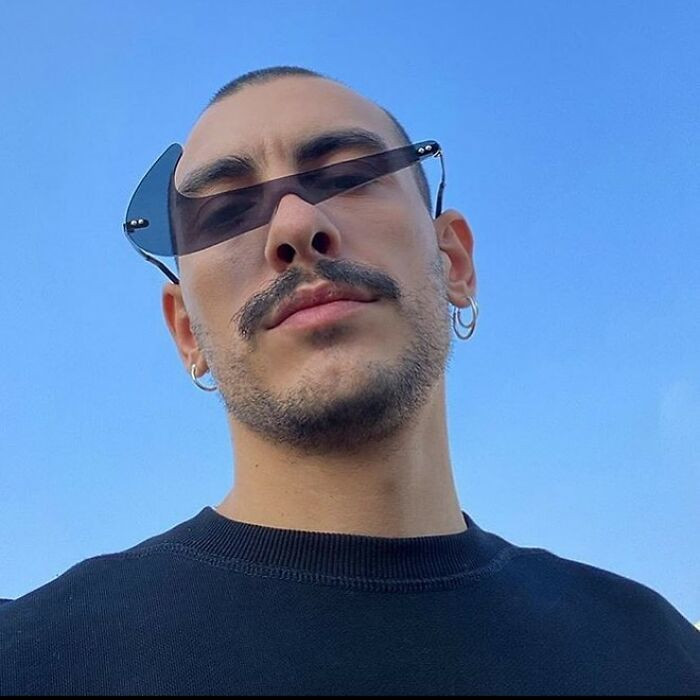 Chiếc kính được làm theo logo của hãng Nike, tuy có bắt mắt nhưng thiết kế thời trang cực kỳ vô dụng, công dụng chống nắng, làm dịu mắt là bằng 0.