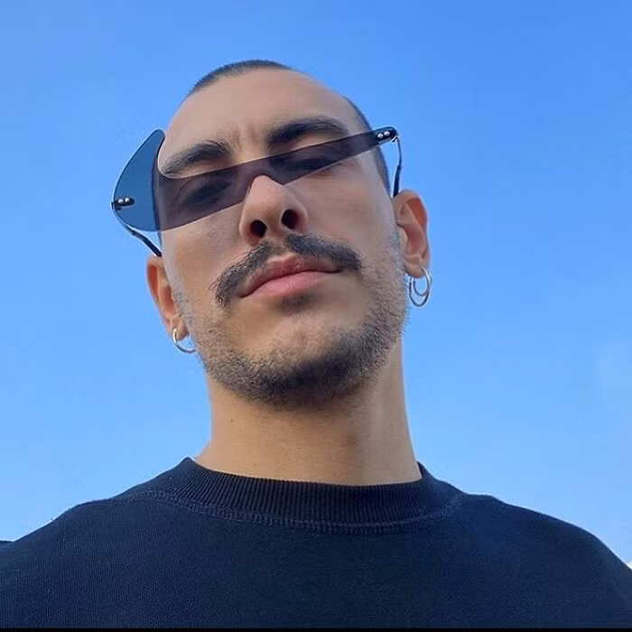 Chiếc kính được làm theo logo của hãng Nike, tuy có bắt mắt nhưng thiết kế thời trang cực kỳ vô dụng, công dụng chống nắng, làm dịu mắt là bằng 0.