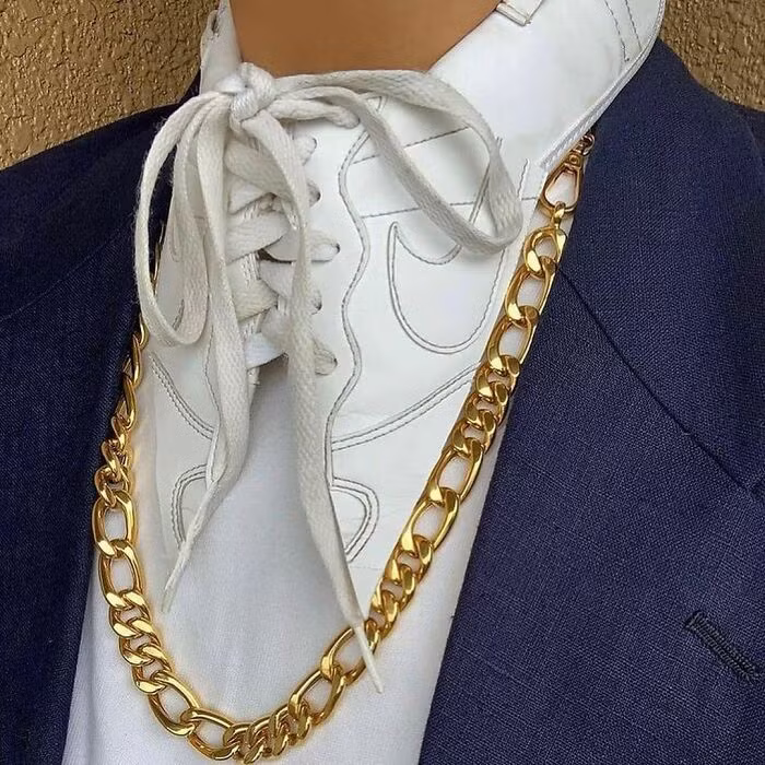 Với chiếc cổ áo lấy cảm hứng từ giày, người dùng vừa khó thở lại phải vật vã tháo ra, mang vào.