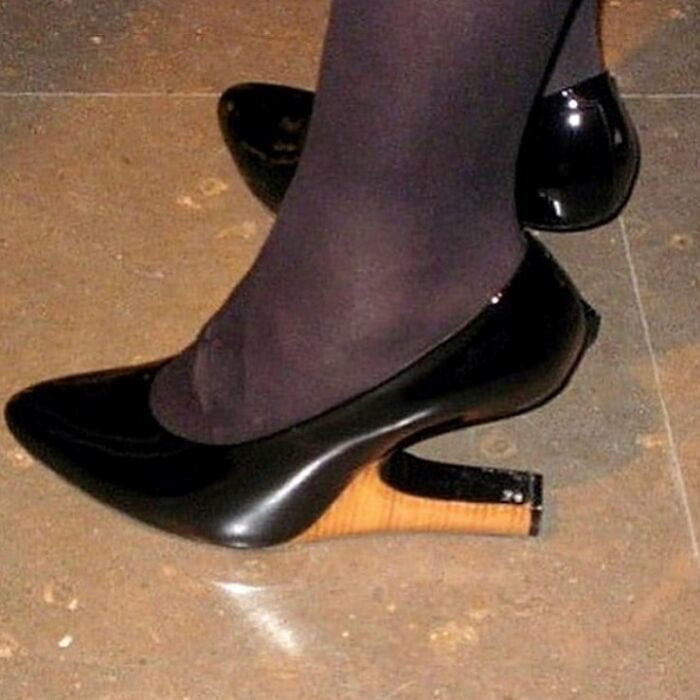 Đi đôi giày này, bạn sẽ gây chú ý tột độ nhưng cũng sẽ phải coi chừng kẻo ngã sấp mặt vì thiết kế phản vật lý, phản khoa học của mình.