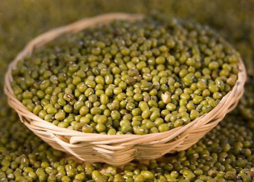 Đồng thời có thể dùng đậu xanh để nấu canh, canh đậu xanh có tác dụng thanh nhiệt, giải độc, tiêu thũng, giảm sưng tấy, người khó tiêu có thể uống canh thay đậu.