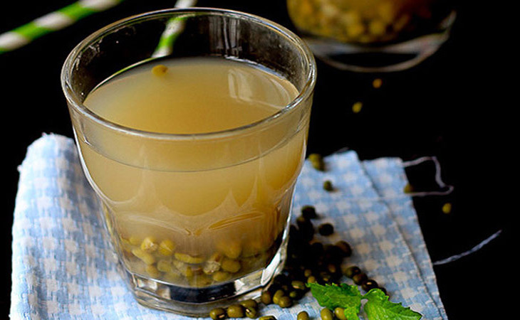 Loại nước thứ nhất là nước đậu xanh, loại nước này mát lạnh, thơm ngon, bổ dưỡng, cách pha chế rất đơn giản, sử dụng nguyên liệu chính là đậu xanh. Chỉ cần đun đậu xanh trong điều kiện thiếu oxy như đậy vung cho đến khi đậu mềm. Mục đích của việc làm này là ngăn nước kiềm oxy hóa polyphenol trong đậu xanh, giúp cơ thể giải nhiệt, bổ sung dưỡng chất.