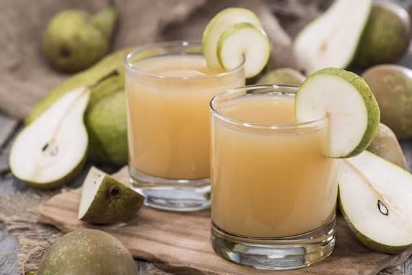 Loại nước thứ hai là nước lê, có công dụng dưỡng ẩm cho phổi, giảm ho, làm đẹp da. Trong y học cổ truyền, người ta cũng tin rằng nước lê cũng được coi như một loại thuốc, có tác dụng bổ tim, bổ máu, giúp não bộ hoạt động tốt hơn, làm dịu cơn khát.