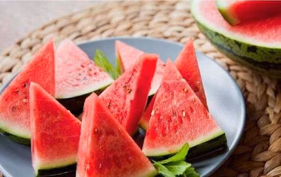 Ăn ba loại quả sau. Quả đầu tiên là dưa hấu, dưa hấu có công dụng thanh nhiệt, bồi bổ cơ thể, làm dịu cơn khát, hạ khí. Nhiều chuyên gia dinh dưỡng đã từng đề cập đến lợi ích của việc ăn dưa hấu, trong đó chỉ rõ, dưa hấu giảm nhiệt và giữ ẩm rất tốt. Nhưng không phải ai cũng nên ăn dưa hấu.