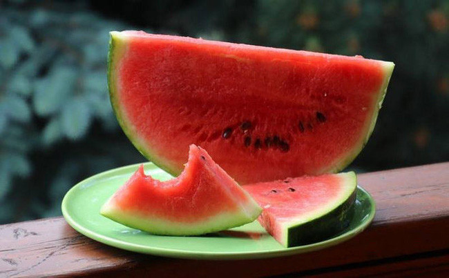 Chỉ số đường của dưa hấu khá cao. Bệnh nhân tiểu đường có xu hướng tăng lượng đường trong máu sau khi ăn dưa hấu, vì vậy nếu có thèm cũng chỉ nên ăn ít, không hơn 100gram mỗi lần.