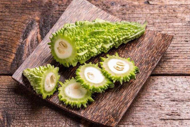 Loại cuối cùng là mướp đắng, là một loại cây thuộc họ bầu bí, không giống như mướp ngọt, bầu, mướp đắng có vị đắng hơi khó ăn. Tuy không phải là thần dược giúp hạ đường huyết nhưng mướp đắng chứa nhiều loại vitamin, khoáng chất và một lượng lớn chất xơ, là thực phẩm mà những người mắc bệnh tiêu hóa mãn tính có thể lựa chọn.