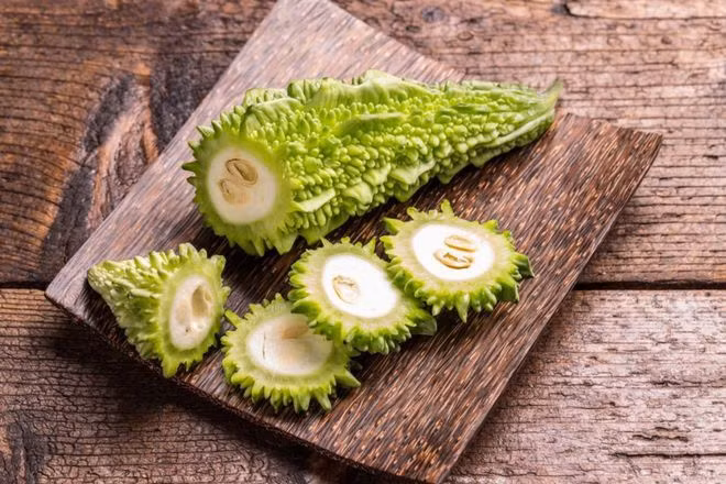 Loại cuối cùng là mướp đắng, là một loại cây thuộc họ bầu bí, không giống như mướp ngọt, bầu, mướp đắng có vị đắng hơi khó ăn. Tuy không phải là thần dược giúp hạ đường huyết nhưng mướp đắng chứa nhiều loại vitamin, khoáng chất và một lượng lớn chất xơ, là thực phẩm mà những người mắc bệnh tiêu hóa mãn tính có thể lựa chọn.