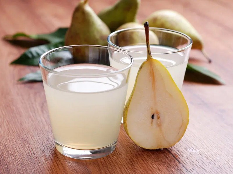 Cách làm rất đơn giản, dùng một ít lê thái hạt lựu và đường phèn, thêm lượng nước thích hợp khi nấu. Lưu ý là những người bệnh tiểu đường có thể thay đường phèn bằng quả chà là đỏ, long nhãn.