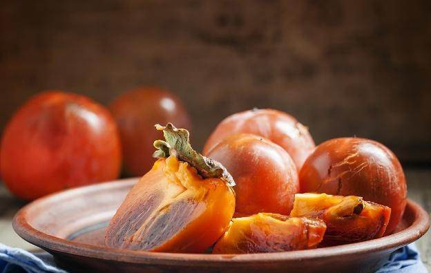 1. Quả hồng: Quả hồng là loại quả thường thấy, nổi tiếng với vị ngọt sắc và đậm đà. Trong quả hồng có chứa nhiều tanin và pectin. Nếu ăn hồng thường xuyên sẽ dễ bị sỏi dạ dày, gây bất lợi cho chức năng tiêu hóa của con người.