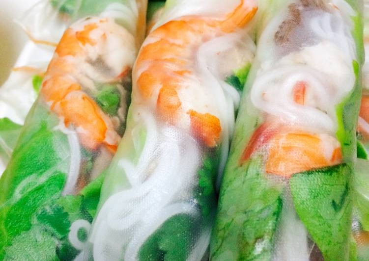 Người bị bệnh gút nên ăn ít tôm càng, lúc ăn thì không nên uống kèm bia vì bia có chứa vitamin B1, có thể phá vỡ nucleotide purine trong tôm và chuyển hóa thành axit uric trong cơ thể, làm trầm trọng thêm bệnh gút.